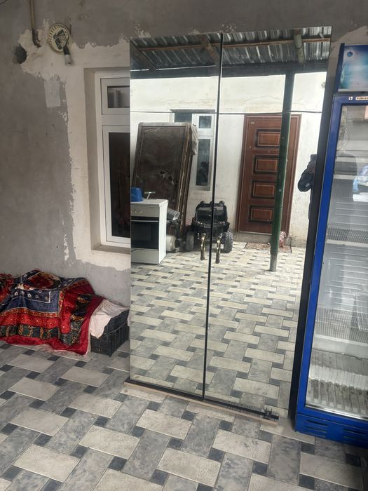 Срочно продам двух дверный шифоньер с зеркало