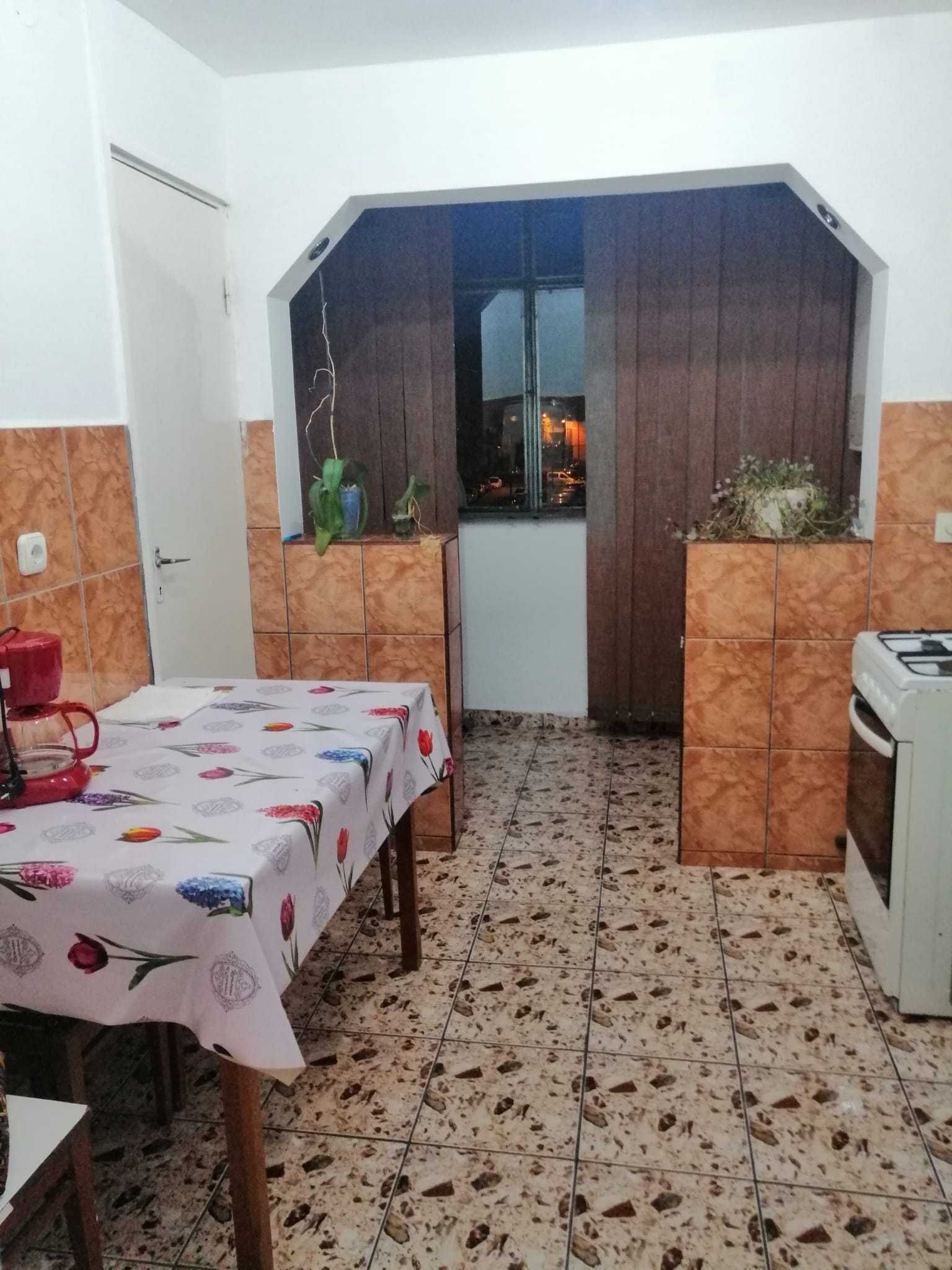 Persoana fizica închiriez apartament 2 cam., confort 1.