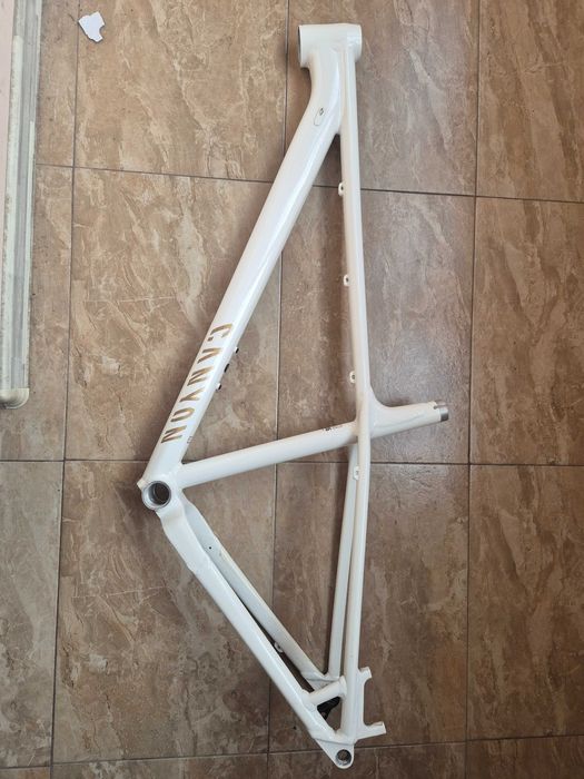 Продавам велжсипедна рамка canyon stoic радмер L