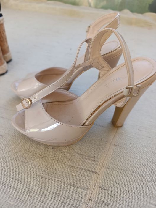 Vând pantofi cu toc înalt pentru ocazie evenimente