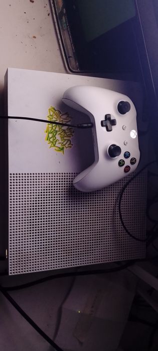 Prodavam Xbox One s all digital limited edition 2019 120hz zapazen