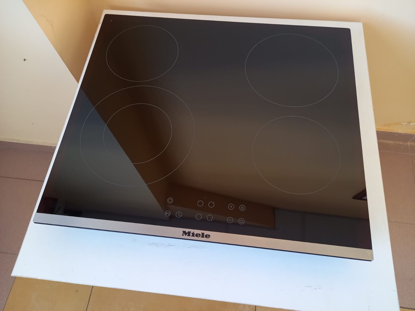 Керамичен плот Миеле/ Miele/ с 4 зони