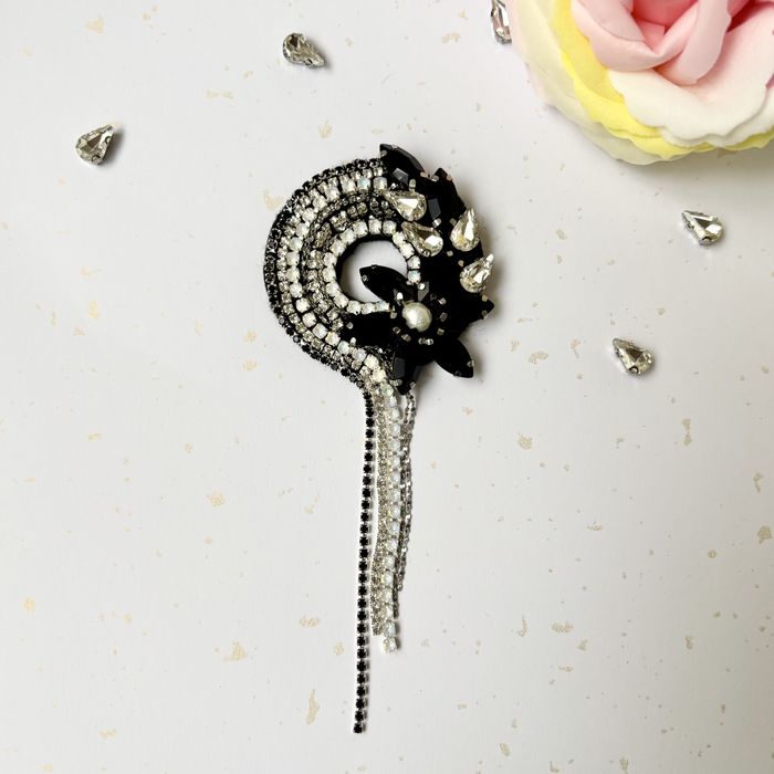 Брошка с кристали- нова,ръчна изработка