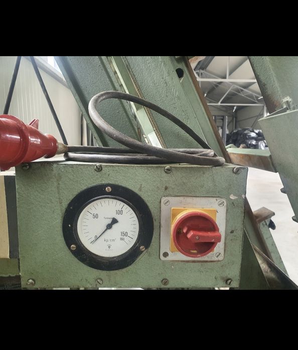 Presa hidraulică, de dimensiuni mari, pentru lemn, MAWEG