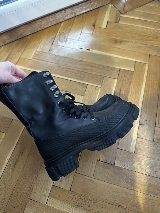 Топли боти, носени броени пъти