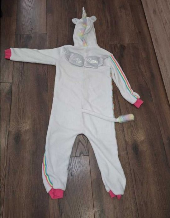 Costum Sinsay, gen salopeta, imbracat o singura data, pentru 10 ani