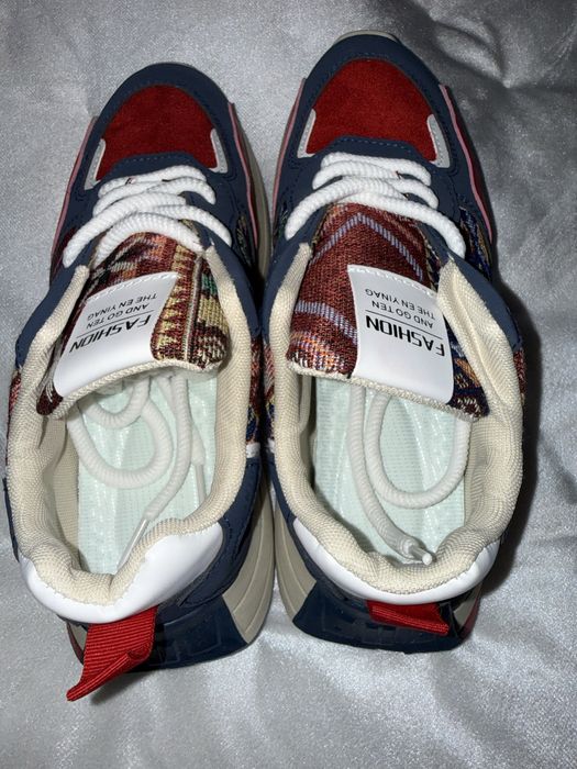 Новые кроссовки.