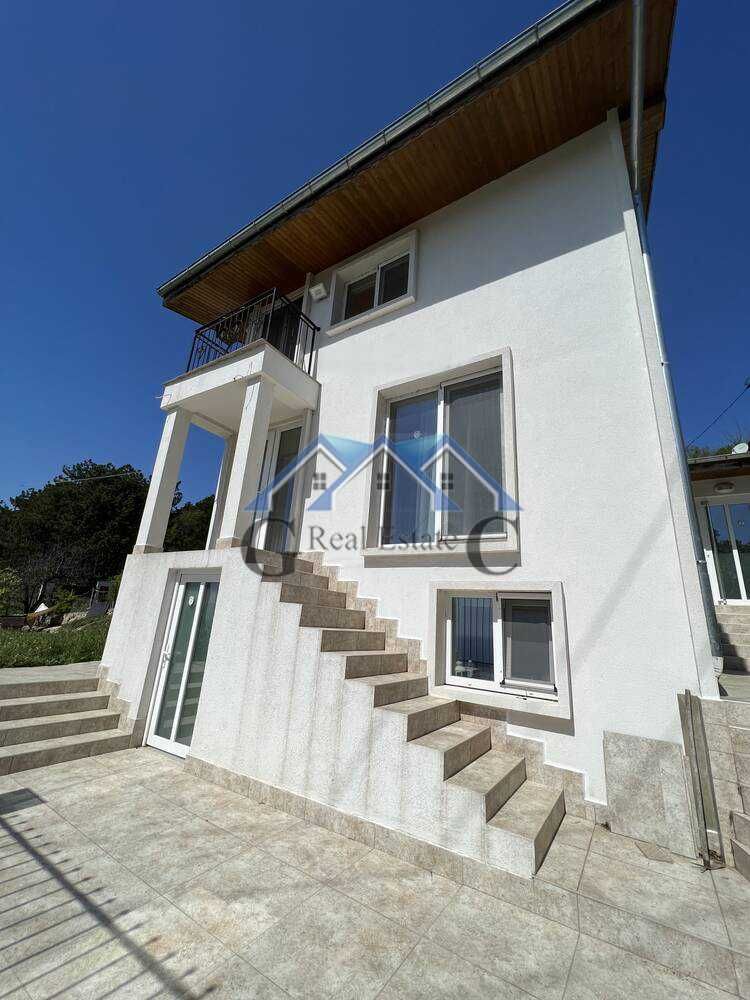 Къща триетажна 150м2, двор 560м2, 463500  евро, Акчелар