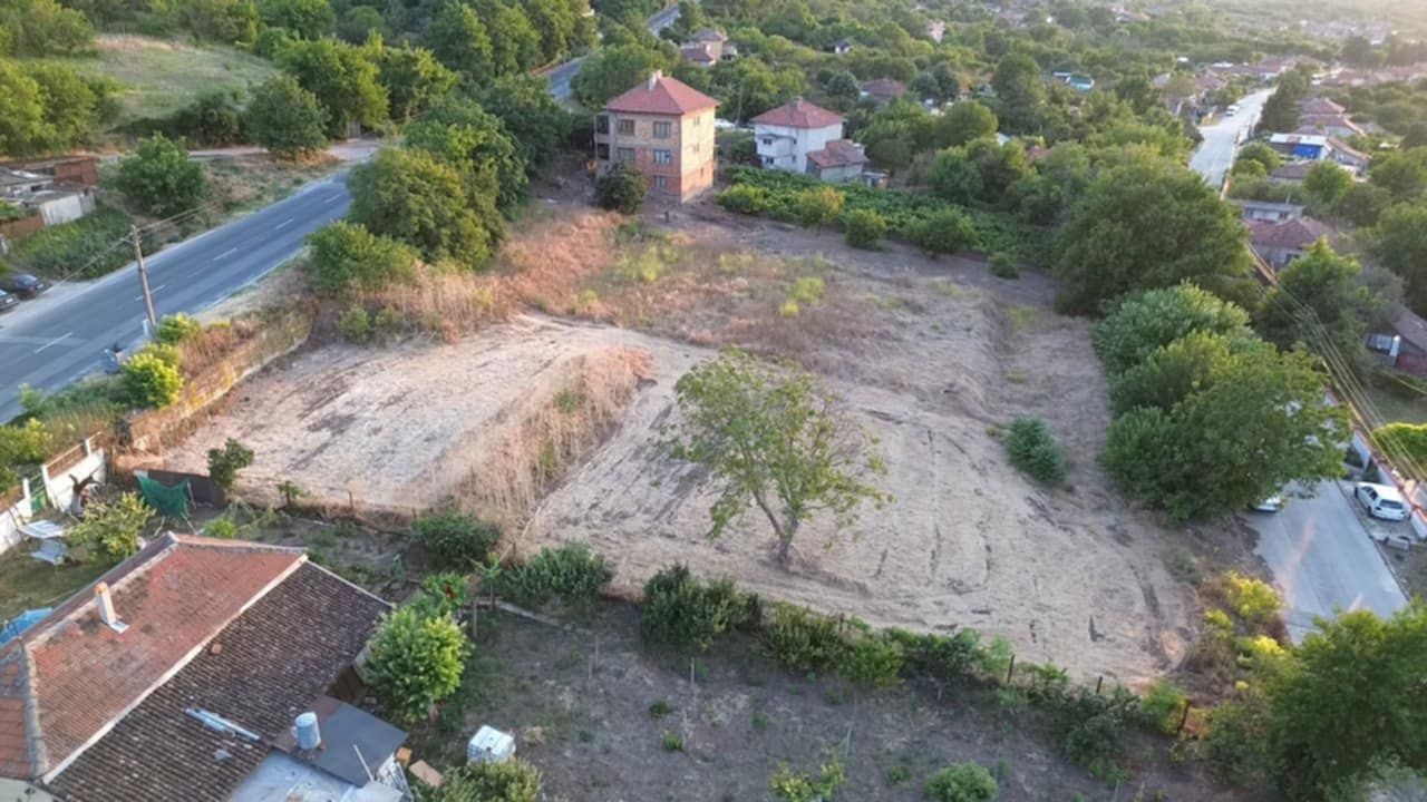 Продава се парцел 1311 кв.м в регулация с.Айдемир, на главен път.