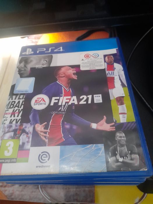 Vând PS4  în stare foarte bună!!!