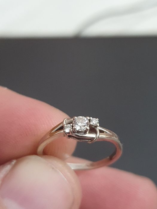 Inel logodna Sarah Aur alb cu 3 diamante naturale Si1.