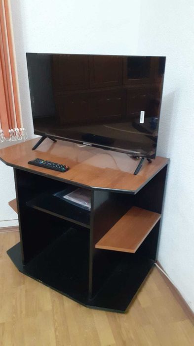 comoda TV maro cu negru 80 x 56