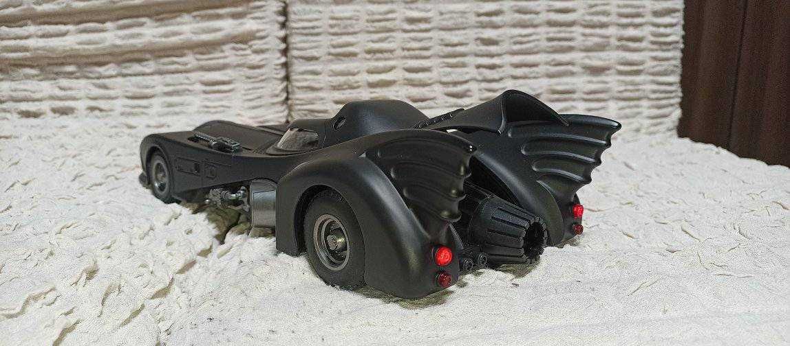 Batmobile - 1989 г. Мащаб 1:18  . Колата е чисто нова с LED светлини