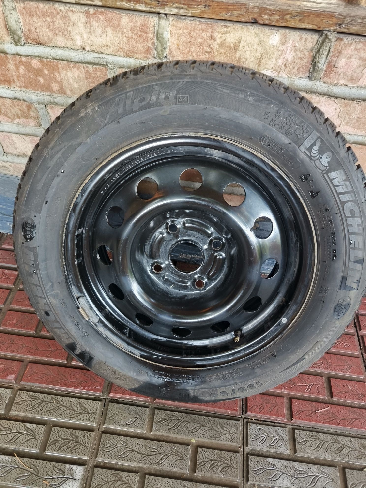Продаются зимние шины Michelin Alpin A4 195/60 R15 с дисками

Состо