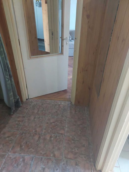 Apart. 2 cam, etaj 2, Bdul Independentei colt cu Calea Galati.