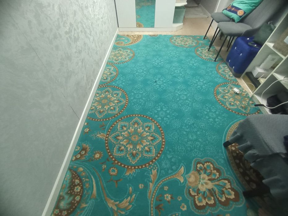 Поодается ковер  бирюзового цвета, б/у. Размер 3,30 х 1,90 м