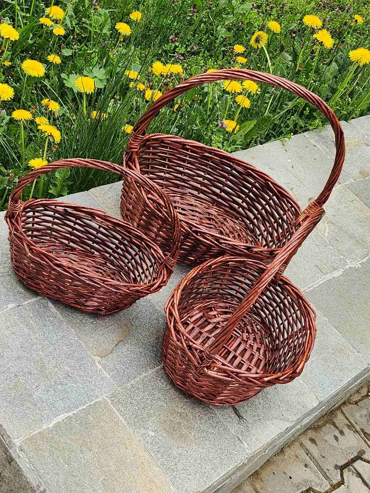 Овални бели и кафяви плетени кошници