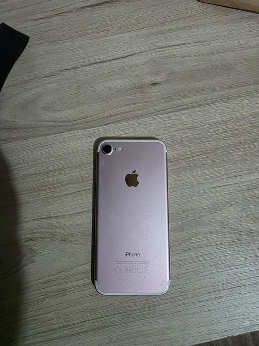 Продавам iphone 7