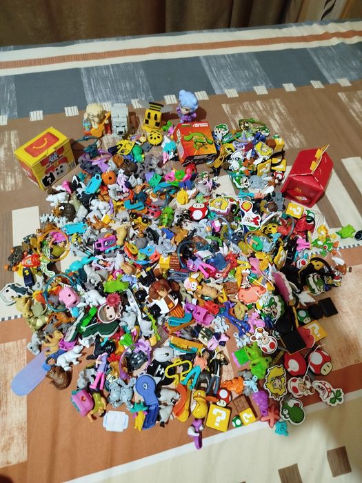 Lot surprize oua kinder 500-600 buc.