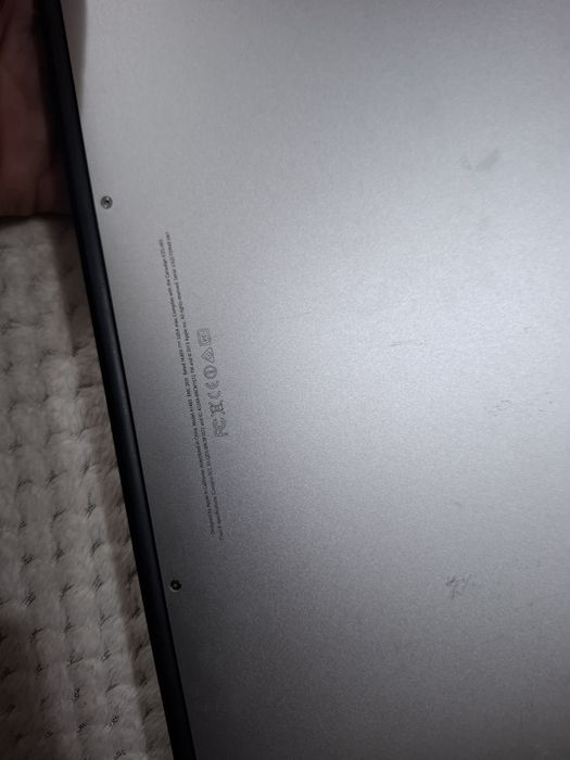 Laptop Acer și MacBook