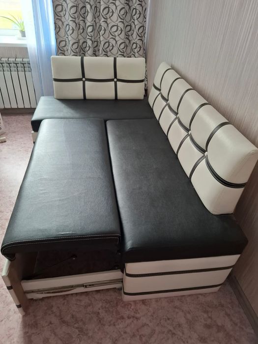 Продам кухонный диван угловой кожанный