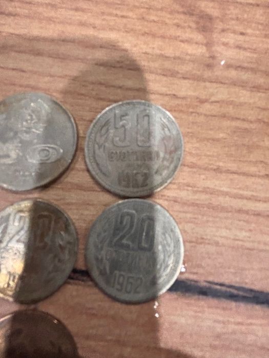 Продавам стари монети от различни години стотинки и левове.