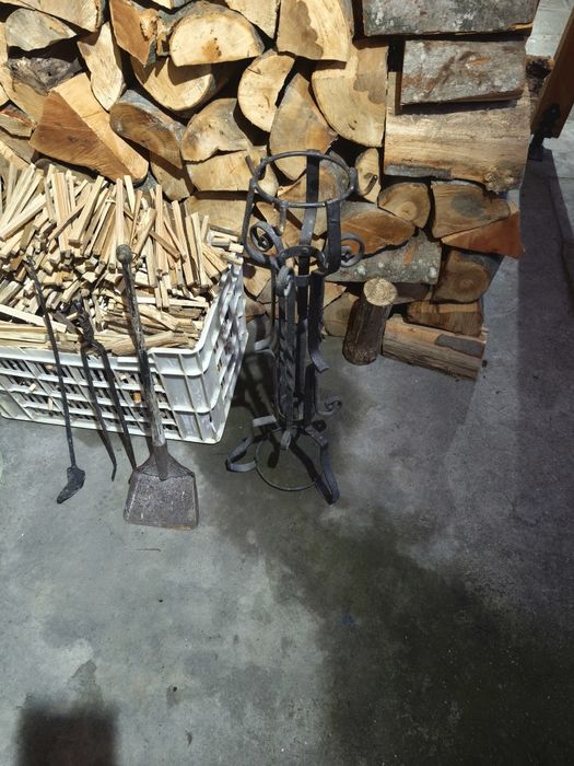 Метални аксесоари и стойка  от ковано желязо за камина и барбекю