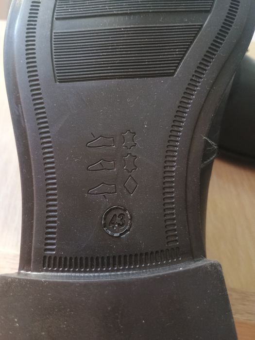 Нови кожени обувки за работа или официална среща