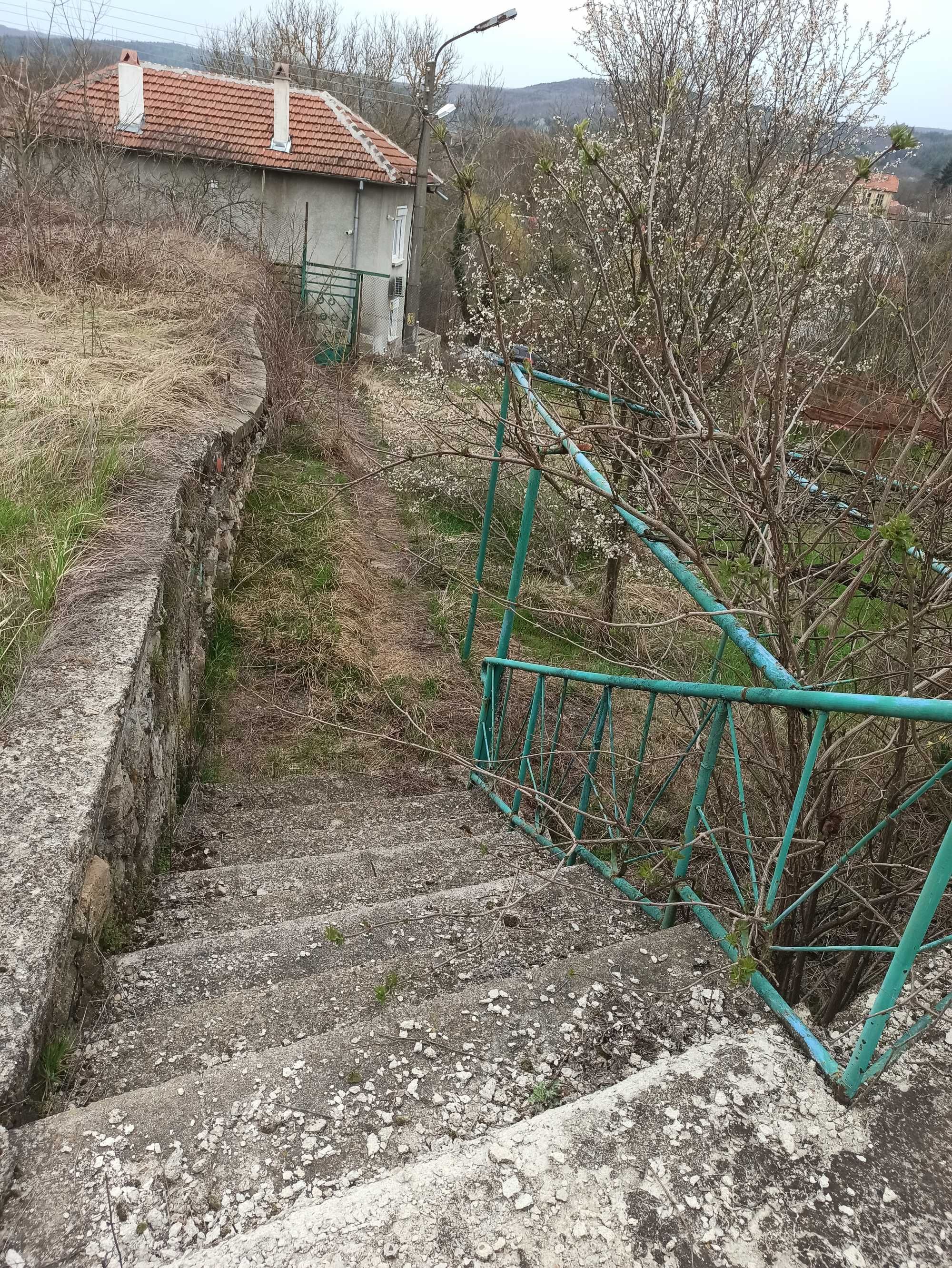 Къща с дворно място