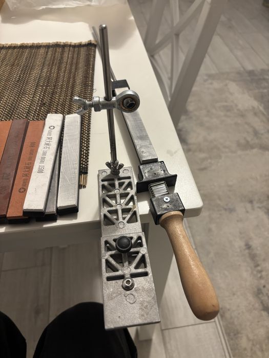 Aparat de ascutit cutite la unghi