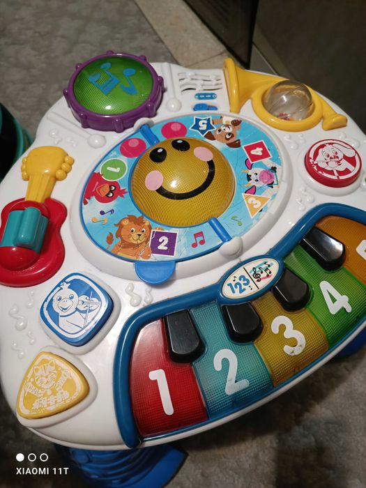 Забавната интерактивна масичка на Baby Einstein