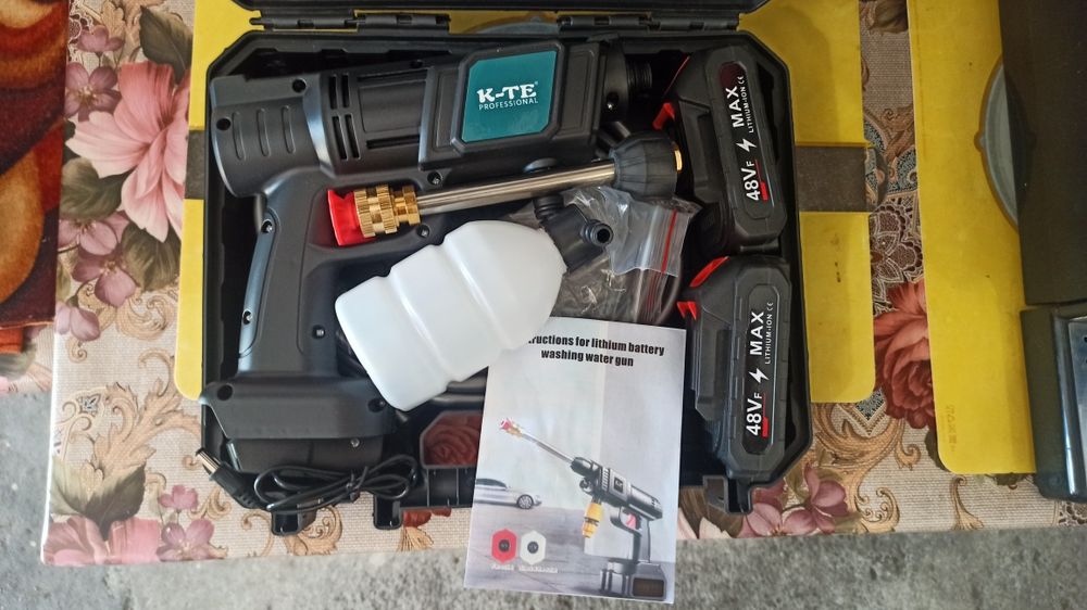 Vând scule cu acumulator noi.