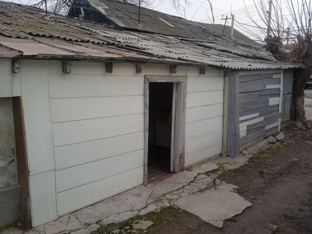 Срочно продаеться Квартира-барак г. Янгиюль!!!