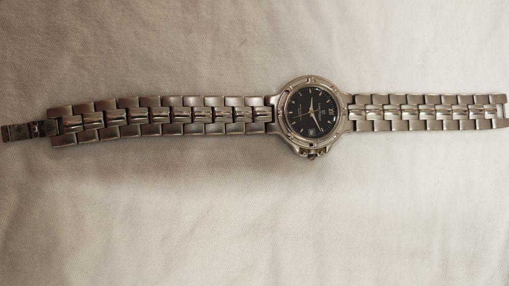 Швейцарски дамски часовник