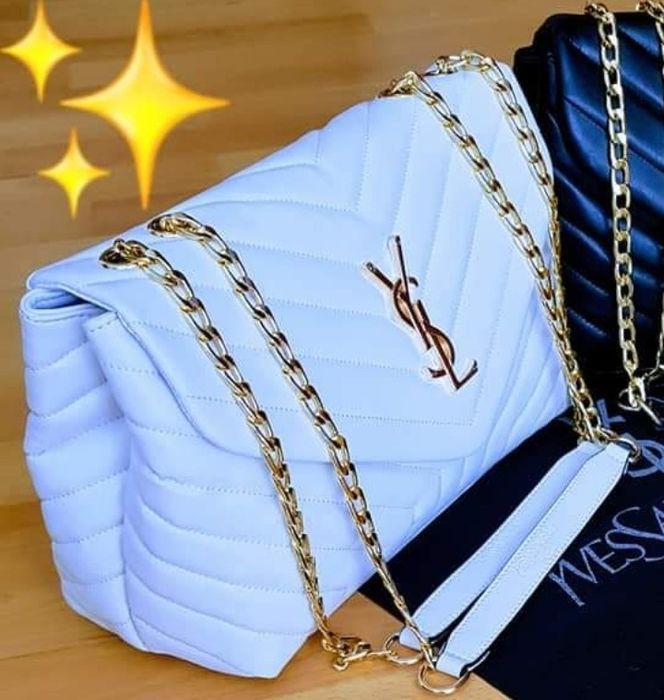 Geanta damă alb imaculat, accesorii metalice aurii, saculet, etichetă