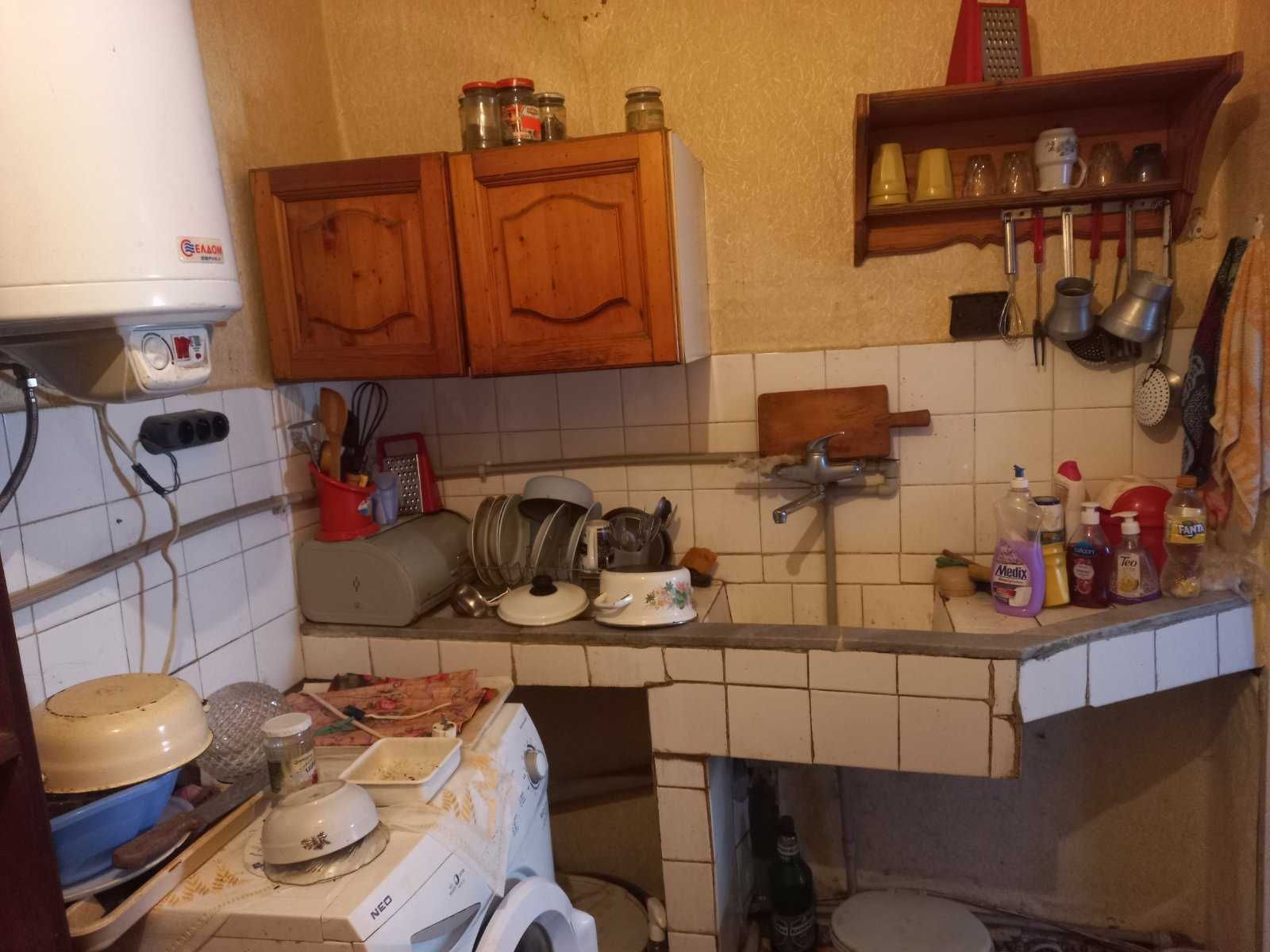 Продавам къща в идеален център с 4 стаи и два входа.
