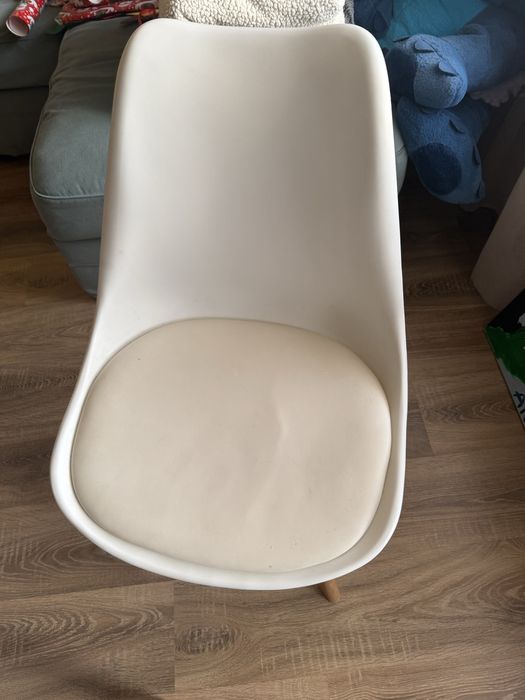 Продавам маса с три стола