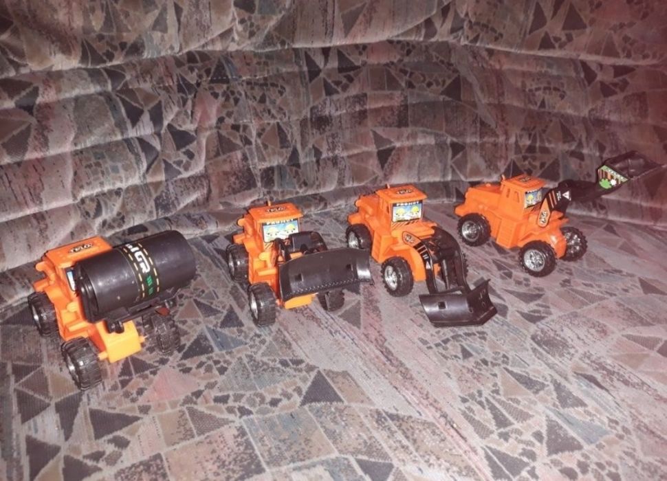 Vând set de 4 tractorașe