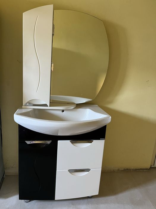 Продам тумбу с раковиной и зеркалом б/у за 20000 тенге