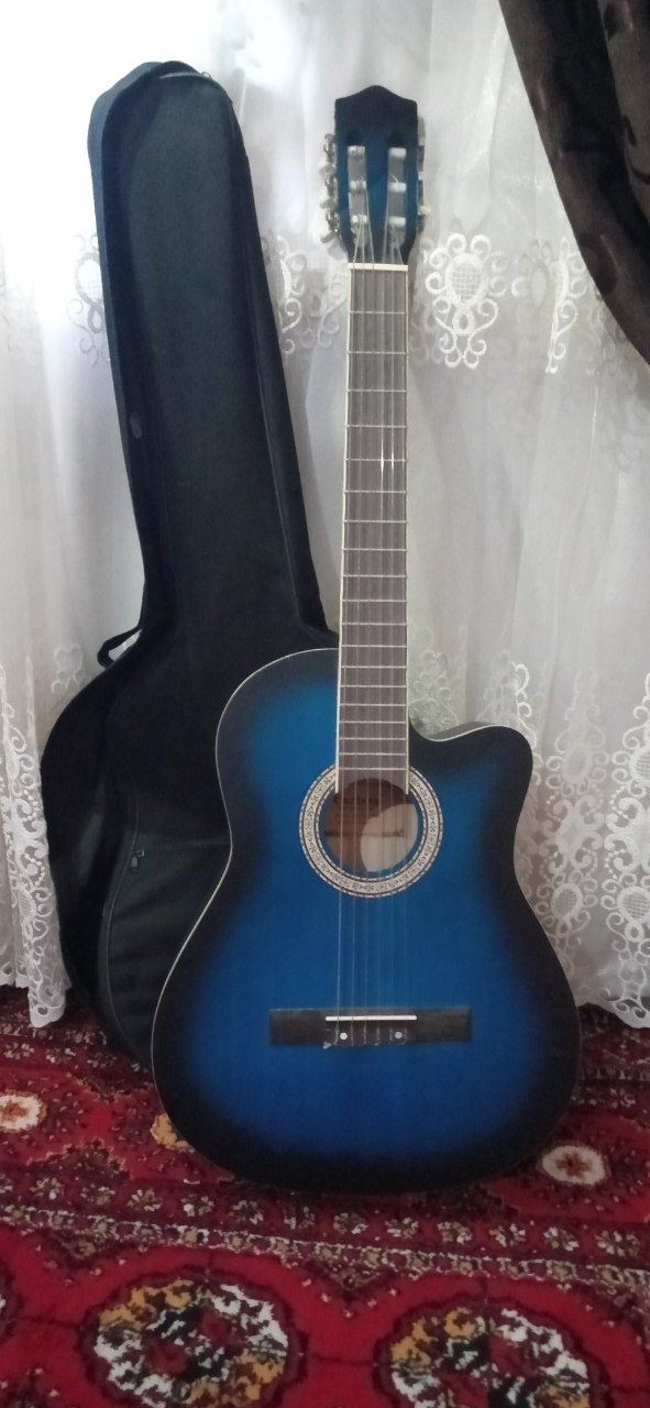 Gitara ko'k rangda