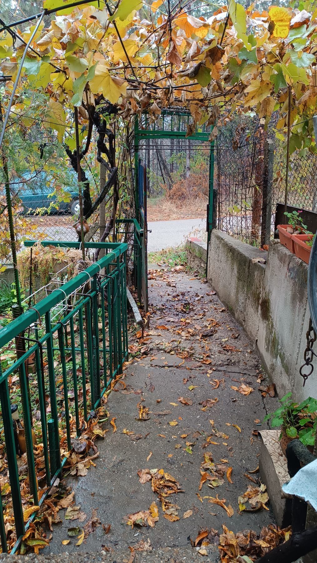 Дворно място с постройка и гараж