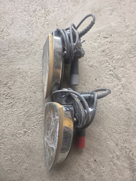 Үтік бумен істеп тұрған