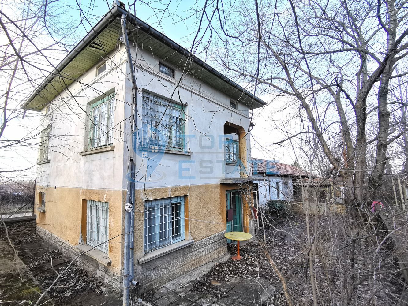 Двуетажна тухлена къща с вътрешна баня с тоалетна в с. Дъскот