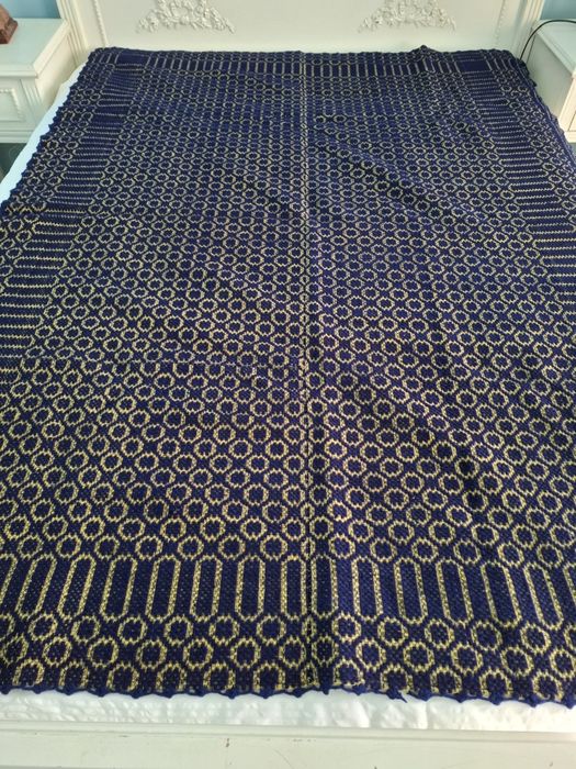 Macata lana, veche 70 ani. Dimensiuni 190/140 cm.