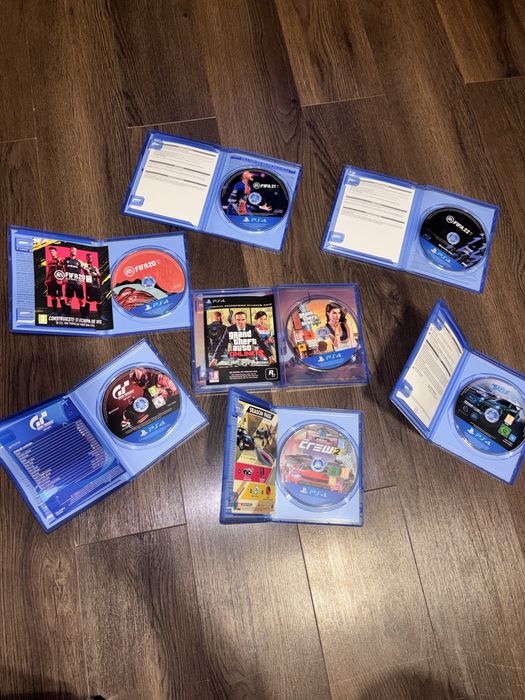 Vand PS4 + 2 manete + 7 jocuri