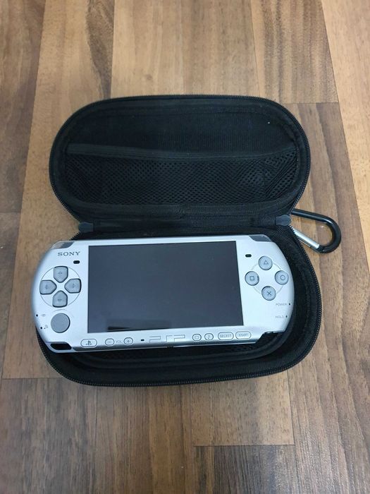PSP 3000 silver (modat), card + husa