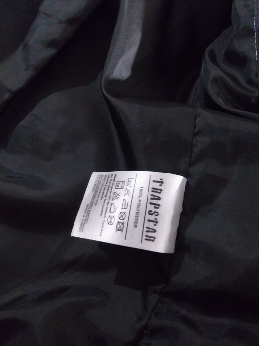 Geaca trapstar lucioasă