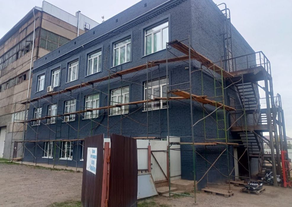 Покраска стен, фасад помещений потолка зданий