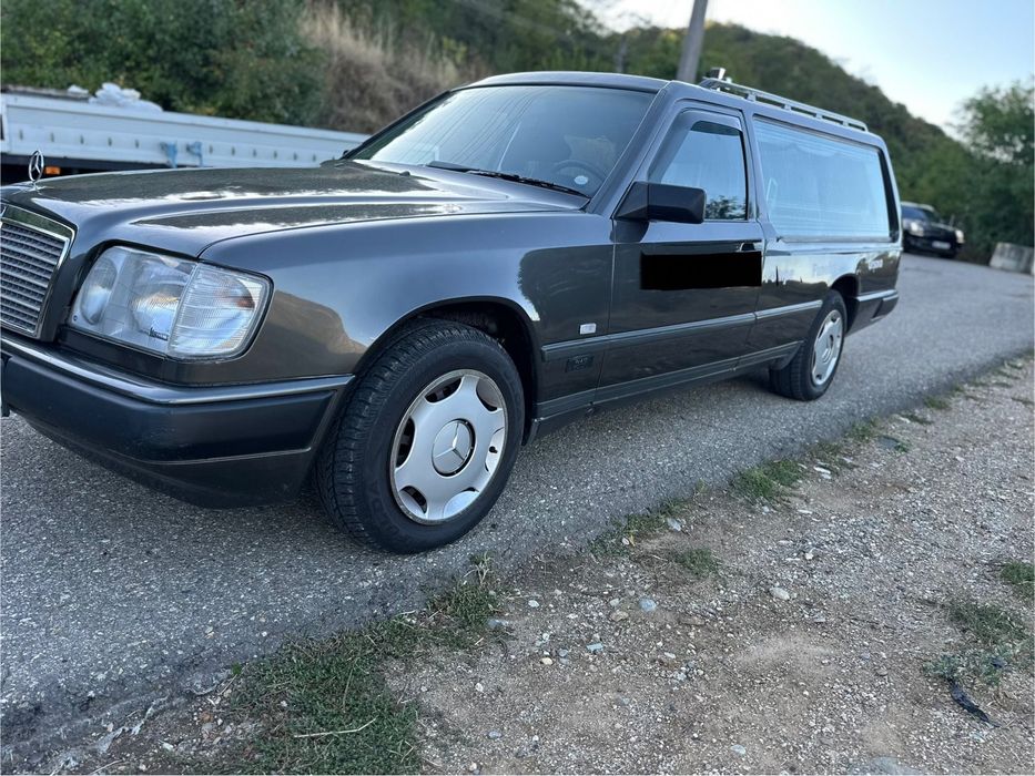 Masina funerara Mercedes