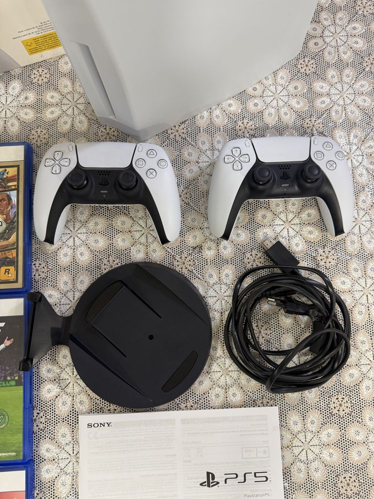 PS5 във Гаранция със доста игри и 2 джойстика